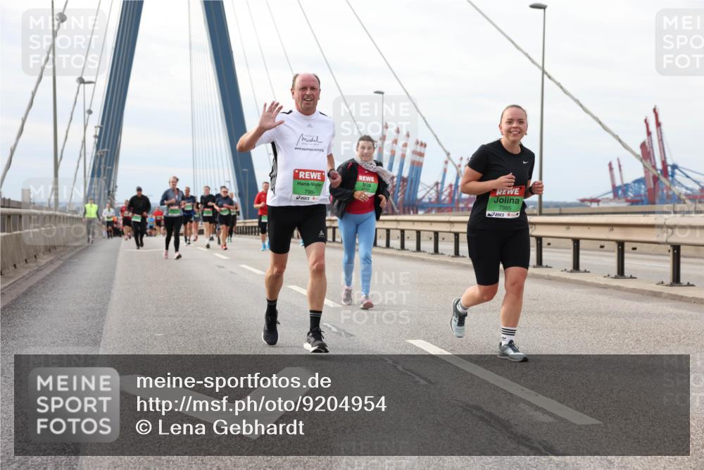 03.10.2025 - Köhlbrandbrückenlauf Lena Gebhardt http://msf.ph/oto/9204954 03.10.2025 15:59:15 Position 2 7984, 4, 7985 meine-sportfotos.de