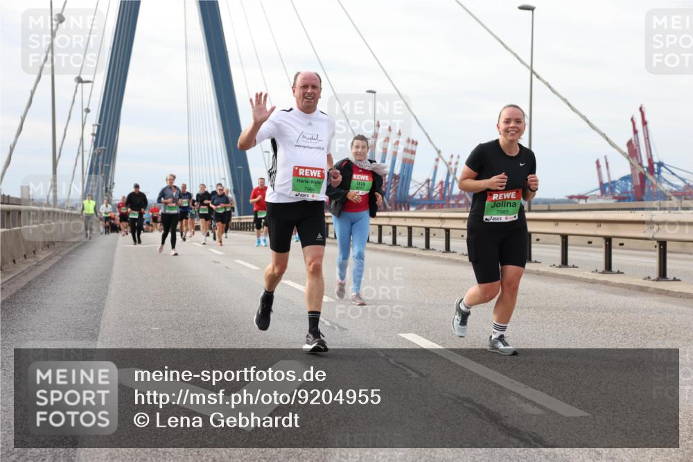 03.10.2025 - Köhlbrandbrückenlauf Lena Gebhardt http://msf.ph/oto/9204955 03.10.2025 15:59:15 Position 2 7984, 7985 meine-sportfotos.de