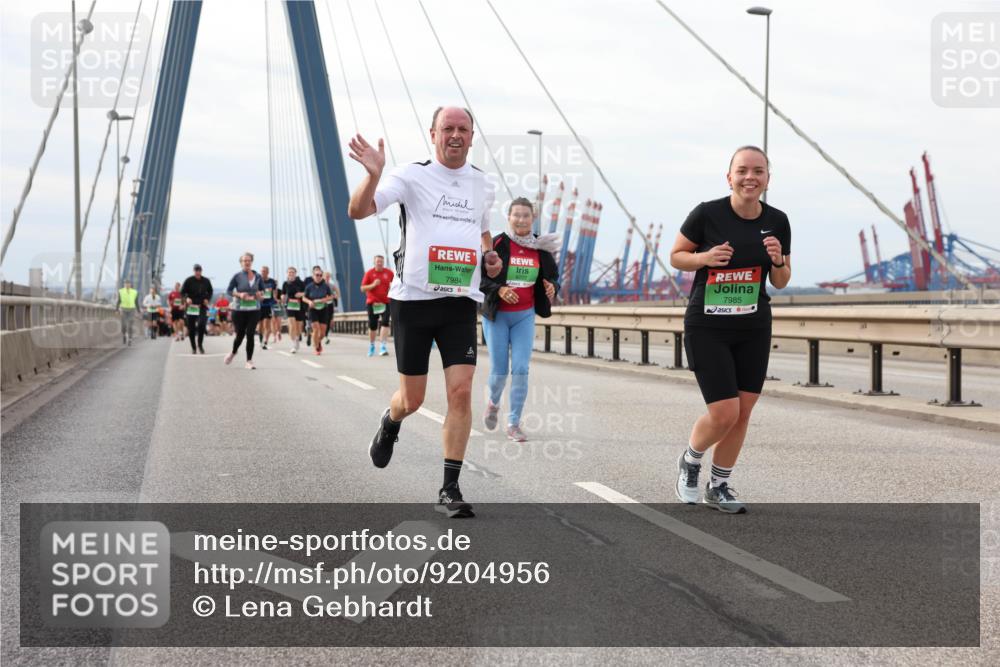 03.10.2025 - Köhlbrandbrückenlauf Lena Gebhardt http://msf.ph/oto/9204956 03.10.2025 15:59:15 Position 2 7984, 7985 meine-sportfotos.de
