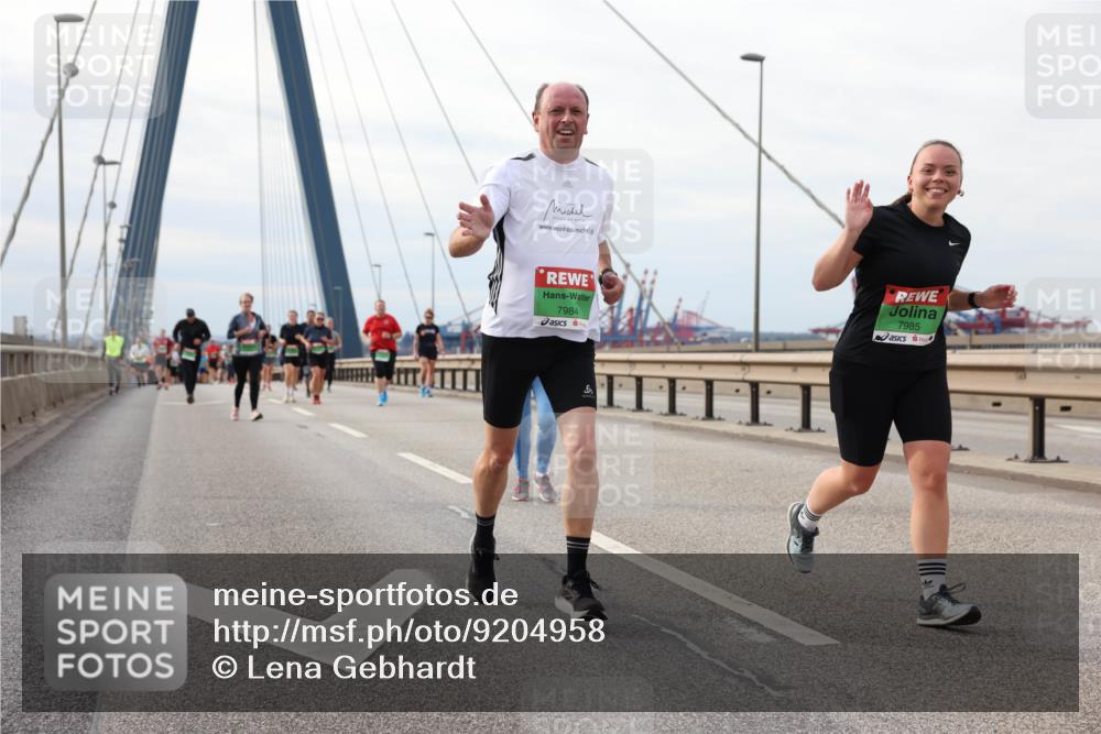 03.10.2025 - Köhlbrandbrückenlauf Lena Gebhardt http://msf.ph/oto/9204958 03.10.2025 15:59:16 Position 2 7984, 7985, 6 meine-sportfotos.de
