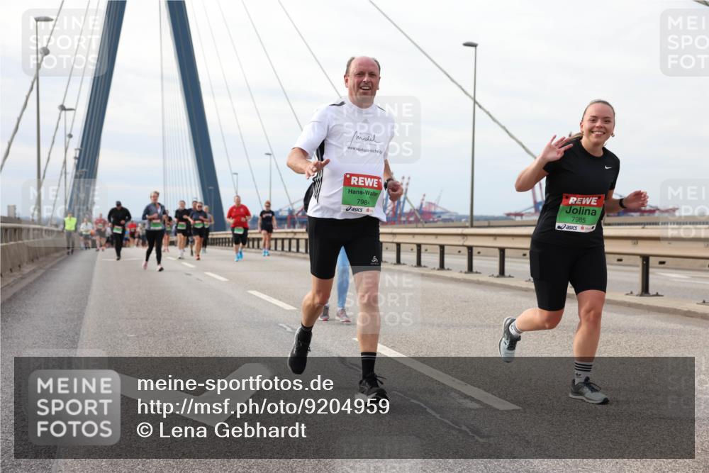 03.10.2025 - Köhlbrandbrückenlauf Lena Gebhardt http://msf.ph/oto/9204959 03.10.2025 15:59:16 Position 2 7984, 7985 meine-sportfotos.de