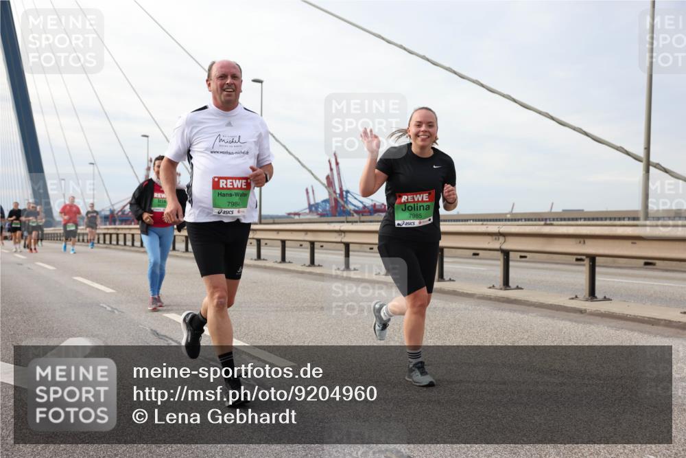 03.10.2025 - Köhlbrandbrückenlauf Lena Gebhardt http://msf.ph/oto/9204960 03.10.2025 15:59:16 Position 2 7984, 7985 meine-sportfotos.de