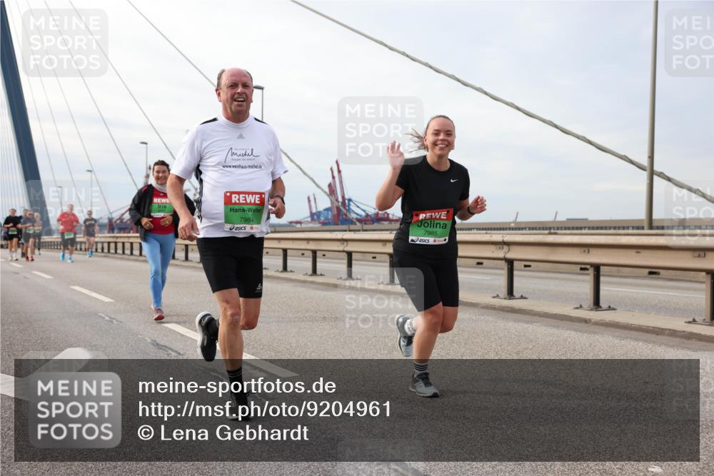 03.10.2025 - Köhlbrandbrückenlauf Lena Gebhardt http://msf.ph/oto/9204961 03.10.2025 15:59:16 Position 2 7984, 7985 meine-sportfotos.de