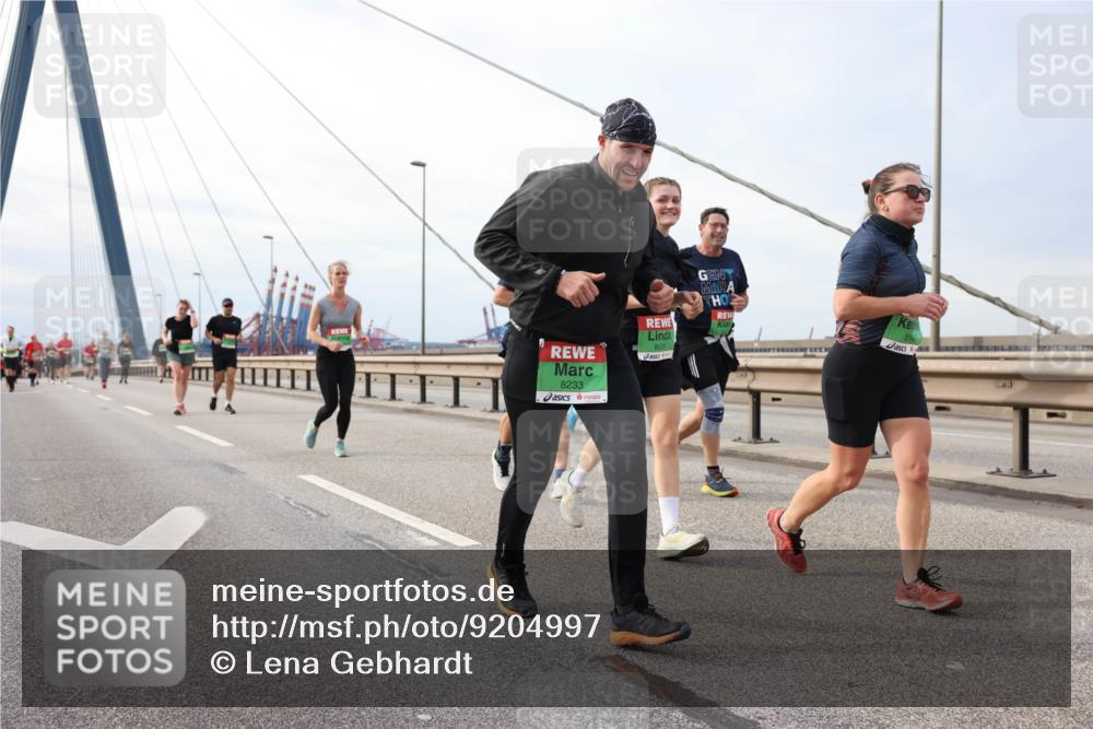 03.10.2025 - Köhlbrandbrückenlauf Lena Gebhardt http://msf.ph/oto/9204997 03.10.2025 15:59:27 Position 2 8233, 8034 meine-sportfotos.de