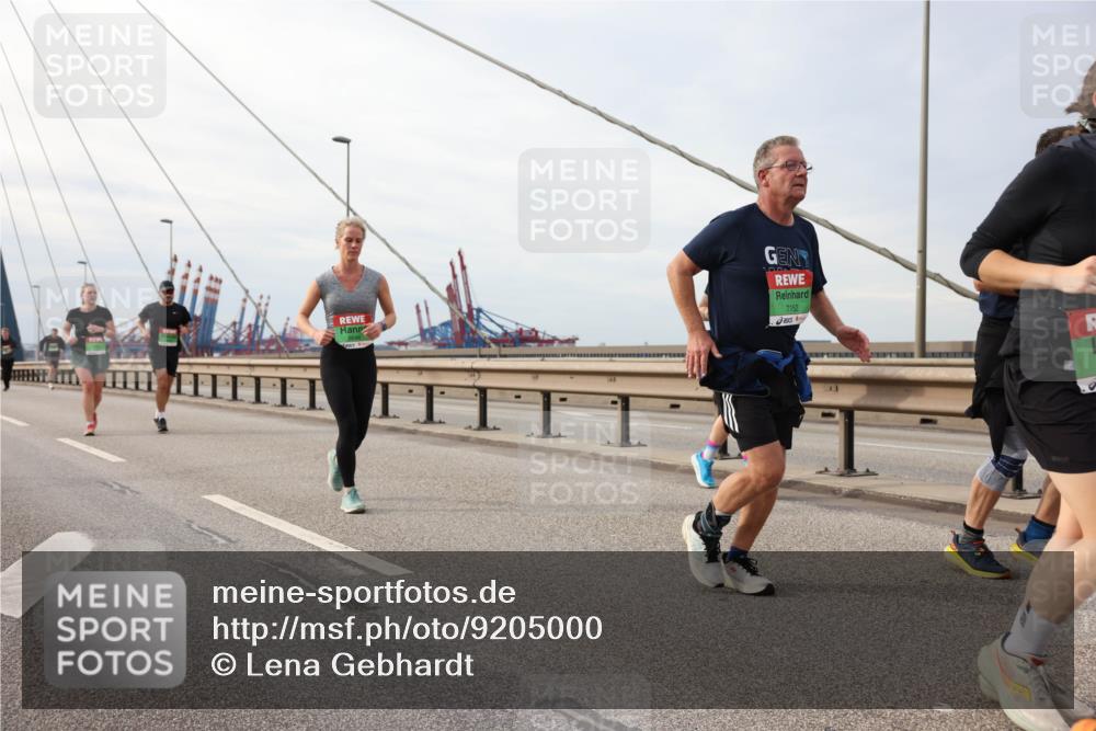 03.10.2025 - Köhlbrandbrückenlauf Lena Gebhardt http://msf.ph/oto/9205000 03.10.2025 15:59:28 Position 2 7152 meine-sportfotos.de