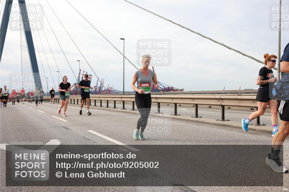 03.10.2025 - Köhlbrandbrückenlauf Lena Gebhardt http://msf.ph/oto/9205002 03.10.2025 15:59:29 Position 2  meine-sportfotos.de