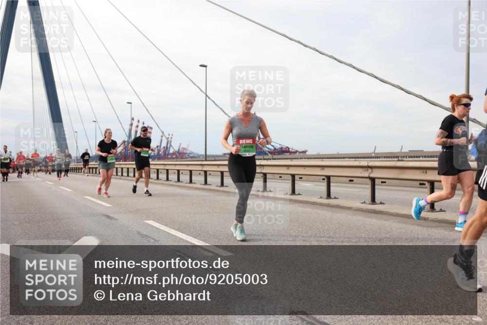 03.10.2025 - Köhlbrandbrückenlauf Lena Gebhardt http://msf.ph/oto/9205003 03.10.2025 15:59:29 Position 2 8644 meine-sportfotos.de