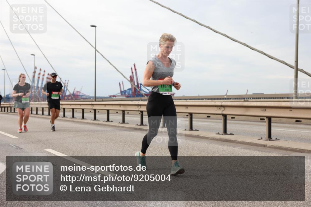 03.10.2025 - Köhlbrandbrückenlauf Lena Gebhardt http://msf.ph/oto/9205004 03.10.2025 15:59:29 Position 2 8644 meine-sportfotos.de