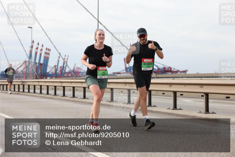 03.10.2025 - Köhlbrandbrückenlauf Lena Gebhardt http://msf.ph/oto/9205010 03.10.2025 15:59:31 Position 2 9680, 7038 meine-sportfotos.de