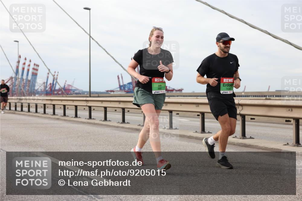 03.10.2025 - Köhlbrandbrückenlauf Lena Gebhardt http://msf.ph/oto/9205015 03.10.2025 15:59:32 Position 2 9680, 7038 meine-sportfotos.de