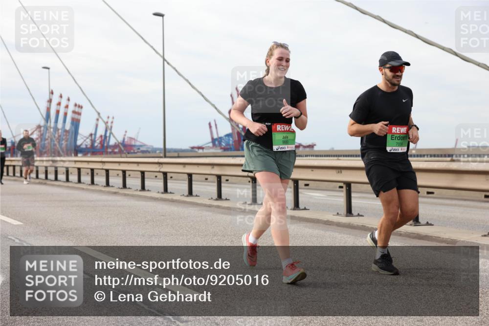03.10.2025 - Köhlbrandbrückenlauf Lena Gebhardt http://msf.ph/oto/9205016 03.10.2025 15:59:32 Position 2 9680, 7038 meine-sportfotos.de