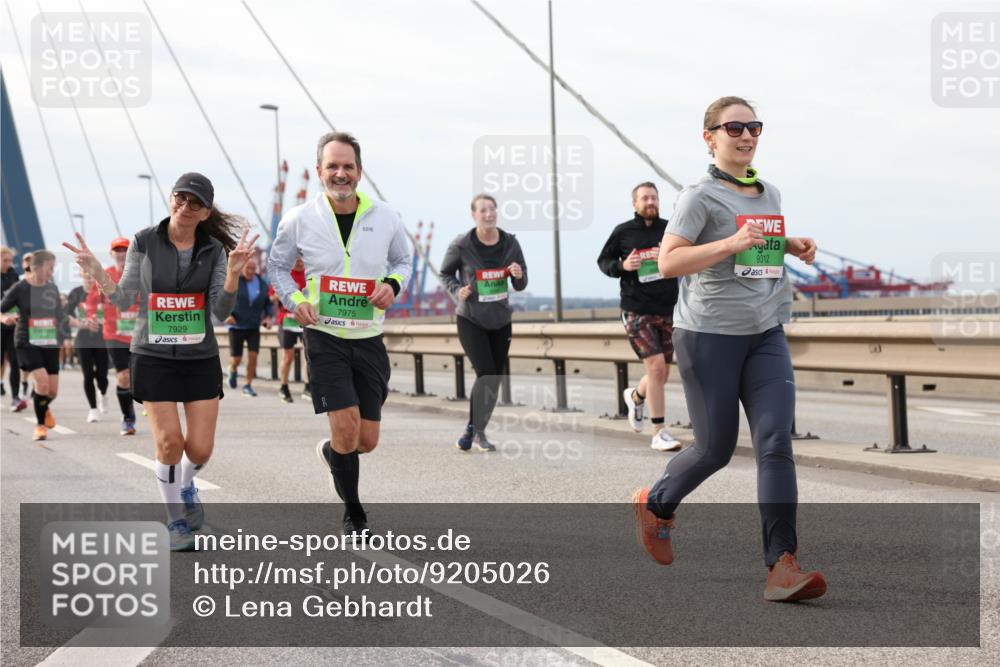 03.10.2025 - Köhlbrandbrückenlauf Lena Gebhardt http://msf.ph/oto/9205026 03.10.2025 15:59:37 Position 2 7975, 7929, 9312 meine-sportfotos.de