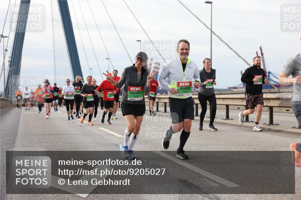 03.10.2025 - Köhlbrandbrückenlauf Lena Gebhardt http://msf.ph/oto/9205027 03.10.2025 15:59:38 Position 2 7929, 7975 meine-sportfotos.de