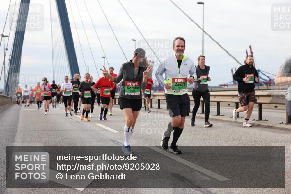 03.10.2025 - Köhlbrandbrückenlauf Lena Gebhardt http://msf.ph/oto/9205028 03.10.2025 15:59:38 Position 2 7929, 7975 meine-sportfotos.de