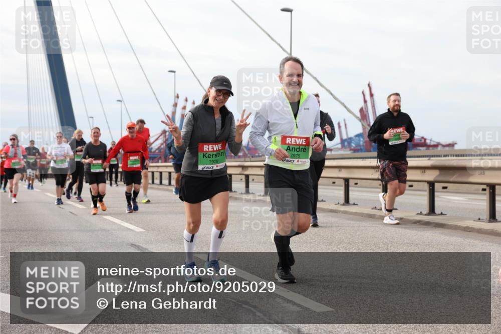 03.10.2025 - Köhlbrandbrückenlauf Lena Gebhardt http://msf.ph/oto/9205029 03.10.2025 15:59:38 Position 2 7929, 7975 meine-sportfotos.de
