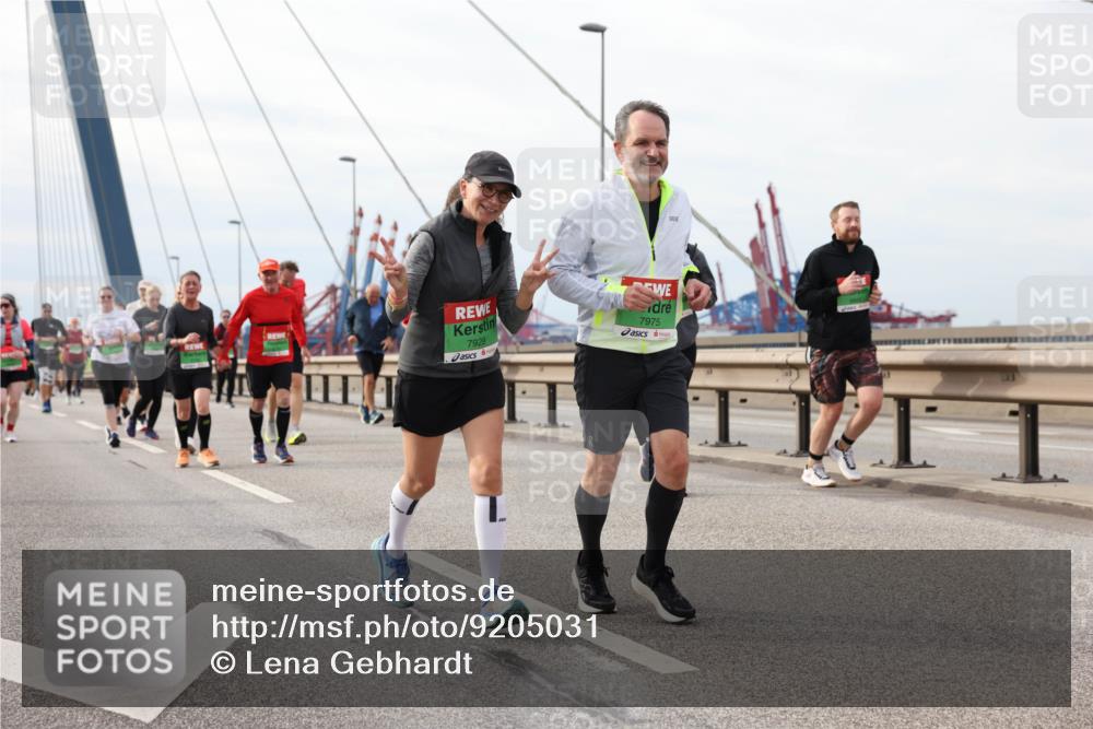 03.10.2025 - Köhlbrandbrückenlauf Lena Gebhardt http://msf.ph/oto/9205031 03.10.2025 15:59:38 Position 2 7929, 7975 meine-sportfotos.de