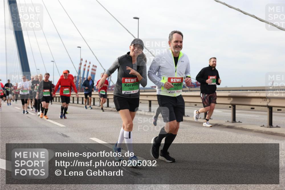 03.10.2025 - Köhlbrandbrückenlauf Lena Gebhardt http://msf.ph/oto/9205032 03.10.2025 15:59:39 Position 2 7929, 7975 meine-sportfotos.de
