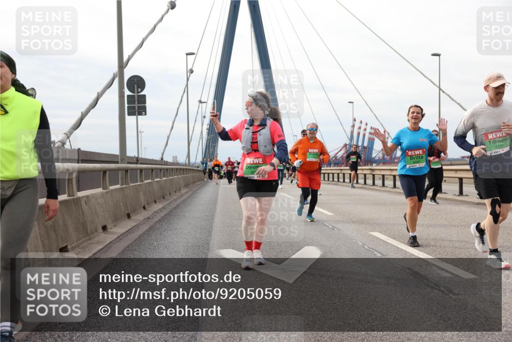 03.10.2025 - Köhlbrandbrückenlauf Lena Gebhardt http://msf.ph/oto/9205059 03.10.2025 15:59:46 Position 2 9040, 7137 meine-sportfotos.de