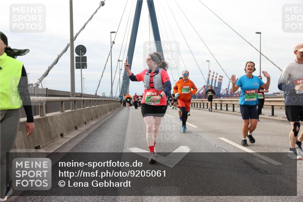03.10.2025 - Köhlbrandbrückenlauf Lena Gebhardt http://msf.ph/oto/9205061 03.10.2025 15:59:46 Position 2  meine-sportfotos.de