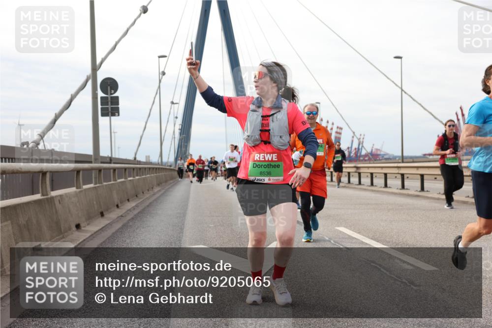 03.10.2025 - Köhlbrandbrückenlauf Lena Gebhardt http://msf.ph/oto/9205065 03.10.2025 15:59:47 Position 2 2025, 8536 meine-sportfotos.de