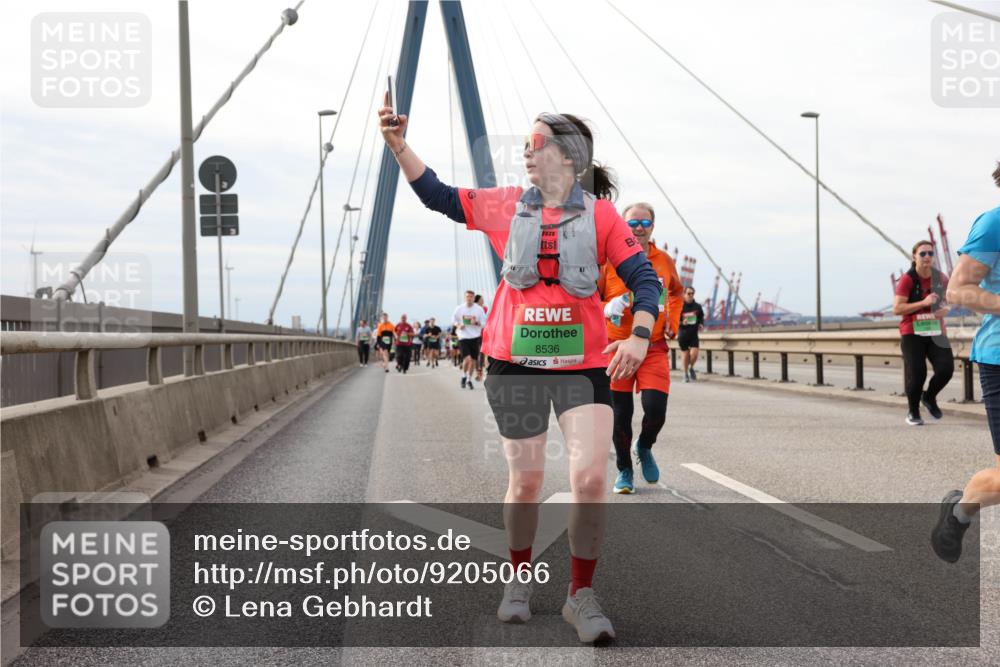 03.10.2025 - Köhlbrandbrückenlauf Lena Gebhardt http://msf.ph/oto/9205066 03.10.2025 15:59:47 Position 2 2025, 8536 meine-sportfotos.de