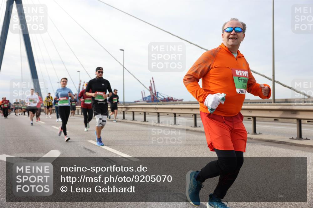 03.10.2025 - Köhlbrandbrückenlauf Lena Gebhardt http://msf.ph/oto/9205070 03.10.2025 15:59:49 Position 2 7979 meine-sportfotos.de