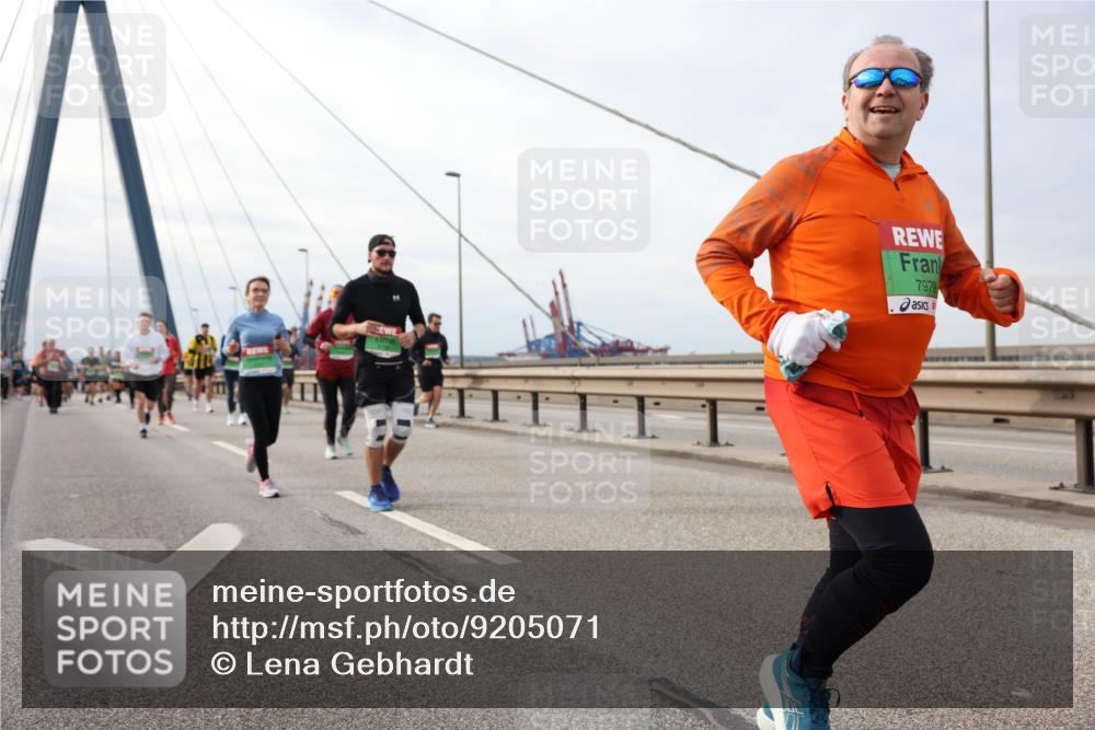 03.10.2025 - Köhlbrandbrückenlauf Lena Gebhardt http://msf.ph/oto/9205071 03.10.2025 15:59:49 Position 2 7979 meine-sportfotos.de