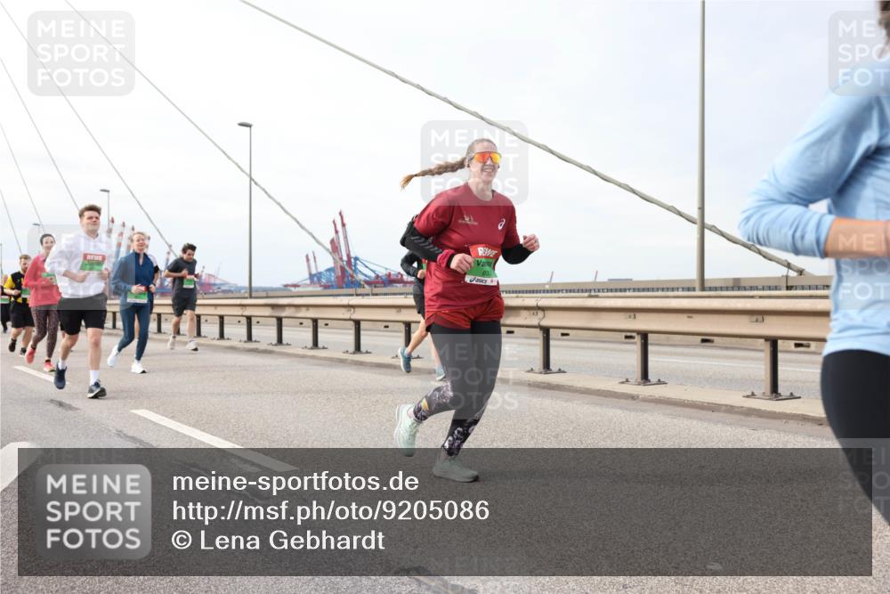 03.10.2025 - Köhlbrandbrückenlauf Lena Gebhardt http://msf.ph/oto/9205086 03.10.2025 15:59:51 Position 2 833 meine-sportfotos.de