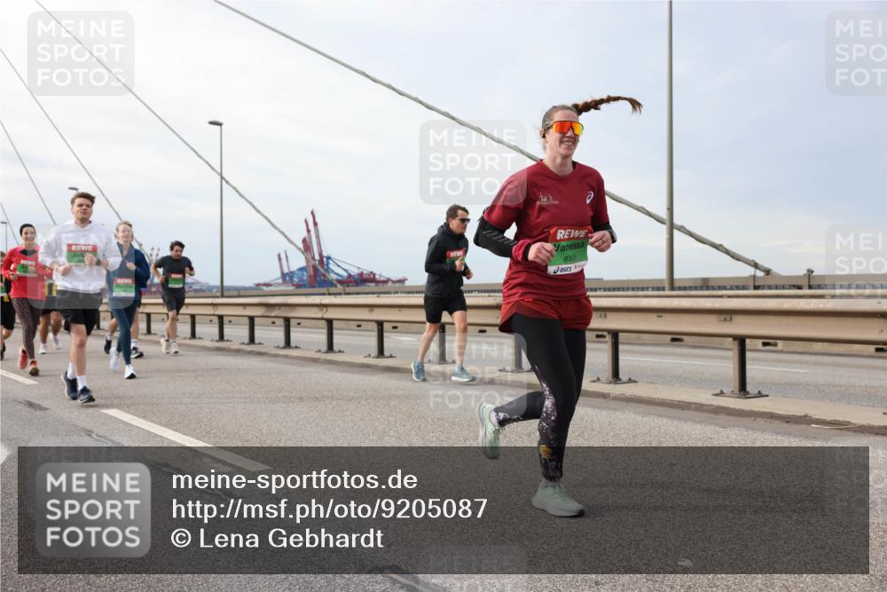 03.10.2025 - Köhlbrandbrückenlauf Lena Gebhardt http://msf.ph/oto/9205087 03.10.2025 15:59:51 Position 2 8335 meine-sportfotos.de