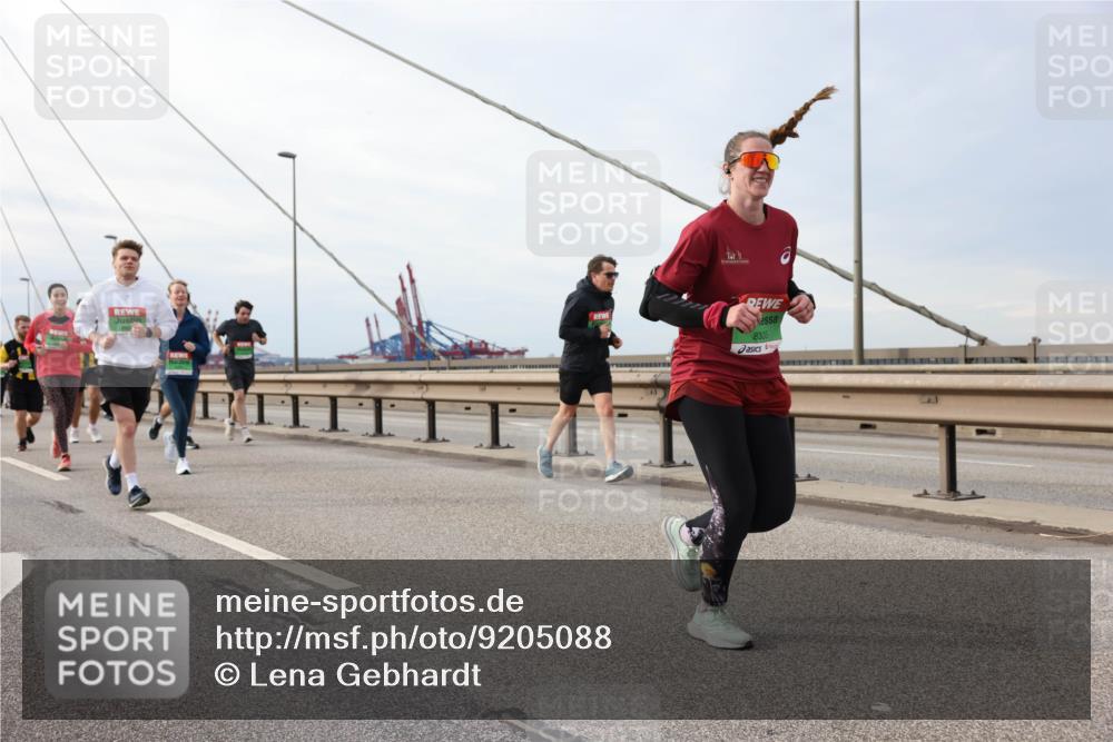 03.10.2025 - Köhlbrandbrückenlauf Lena Gebhardt http://msf.ph/oto/9205088 03.10.2025 15:59:52 Position 2 8335 meine-sportfotos.de