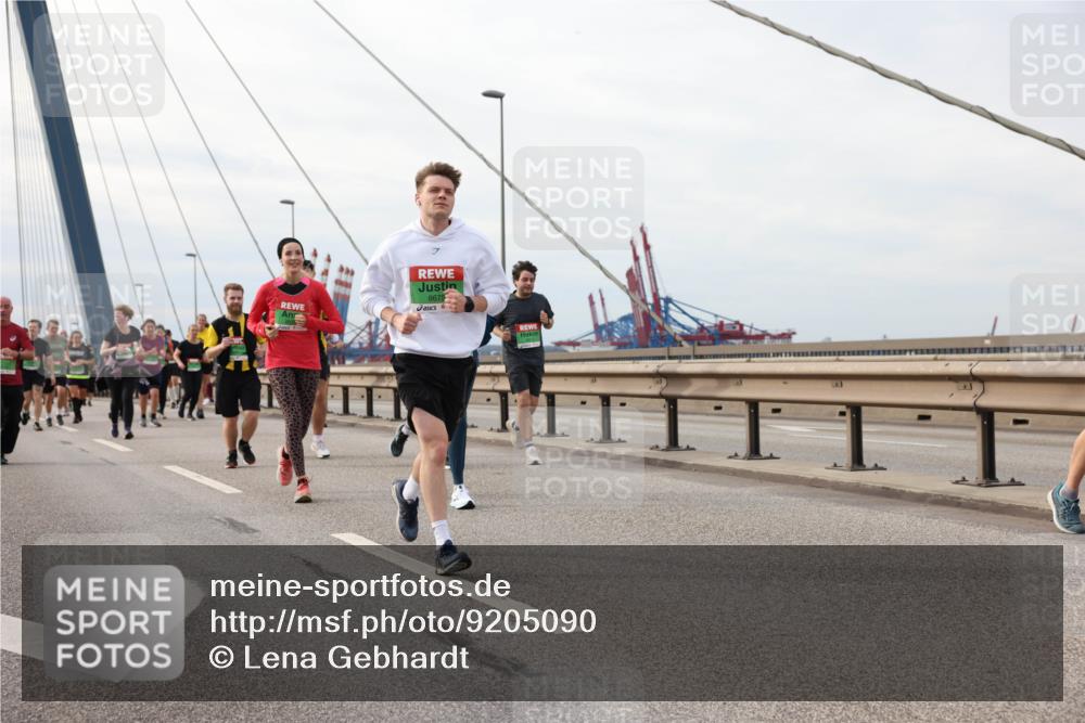 03.10.2025 - Köhlbrandbrückenlauf Lena Gebhardt http://msf.ph/oto/9205090 03.10.2025 15:59:52 Position 2 8675 meine-sportfotos.de