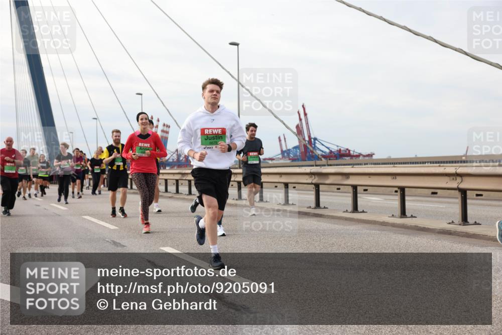 03.10.2025 - Köhlbrandbrückenlauf Lena Gebhardt http://msf.ph/oto/9205091 03.10.2025 15:59:52 Position 2 8675 meine-sportfotos.de