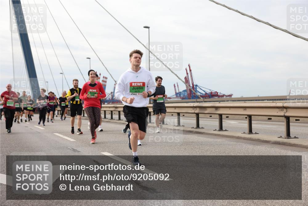 03.10.2025 - Köhlbrandbrückenlauf Lena Gebhardt http://msf.ph/oto/9205092 03.10.2025 15:59:52 Position 2 8675 meine-sportfotos.de