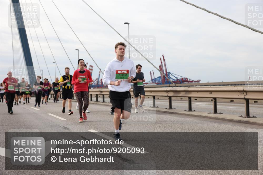 03.10.2025 - Köhlbrandbrückenlauf Lena Gebhardt http://msf.ph/oto/9205093 03.10.2025 15:59:52 Position 2 8675 meine-sportfotos.de