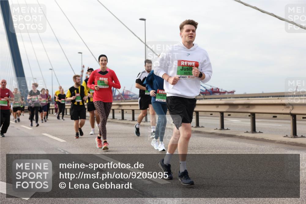 03.10.2025 - Köhlbrandbrückenlauf Lena Gebhardt http://msf.ph/oto/9205095 03.10.2025 15:59:53 Position 2 8261, 8675 meine-sportfotos.de