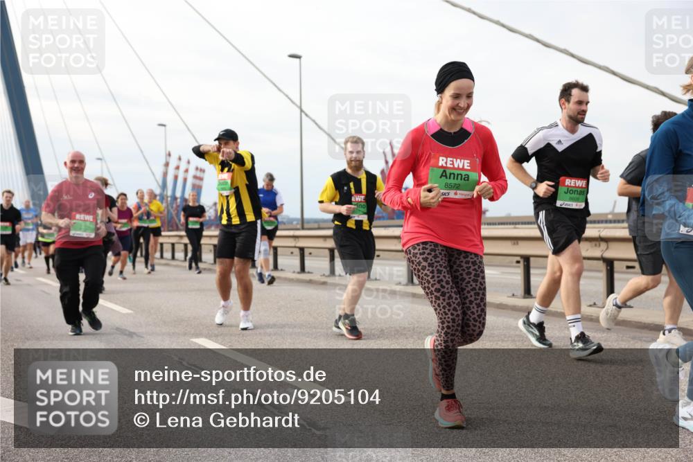 03.10.2025 - Köhlbrandbrückenlauf Lena Gebhardt http://msf.ph/oto/9205104 03.10.2025 15:59:55 Position 2 8572, 8609 meine-sportfotos.de