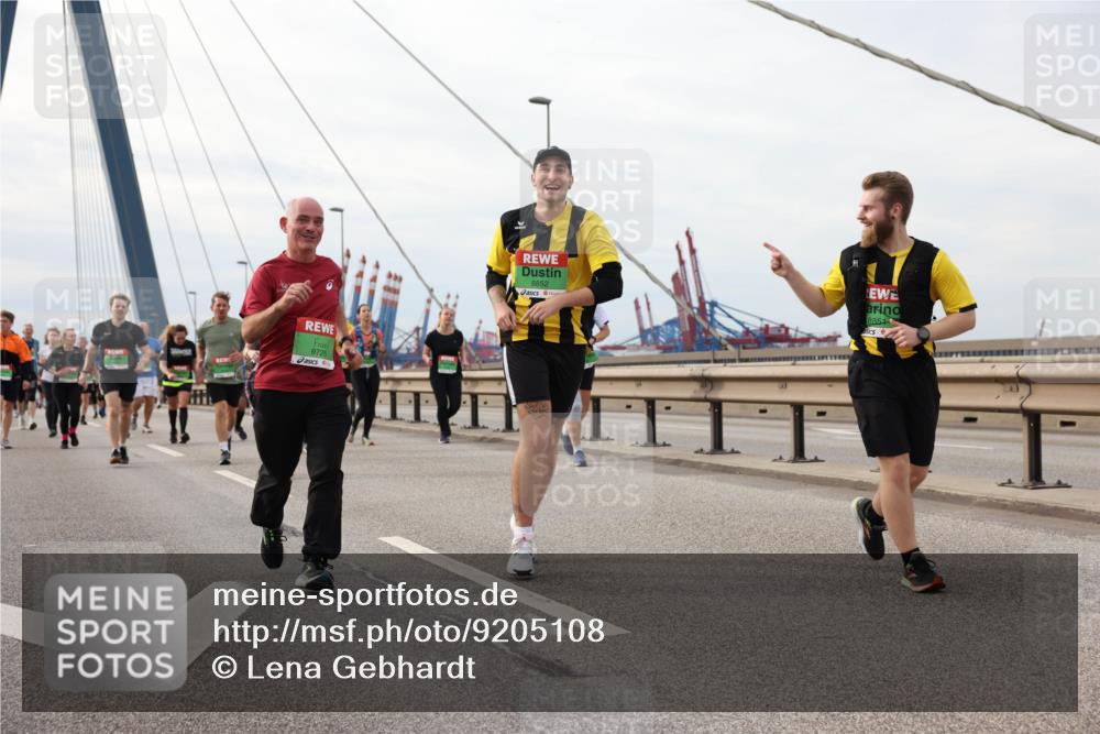 03.10.2025 - Köhlbrandbrückenlauf Lena Gebhardt http://msf.ph/oto/9205108 03.10.2025 15:59:56 Position 2 9725, 8852, 8851 meine-sportfotos.de