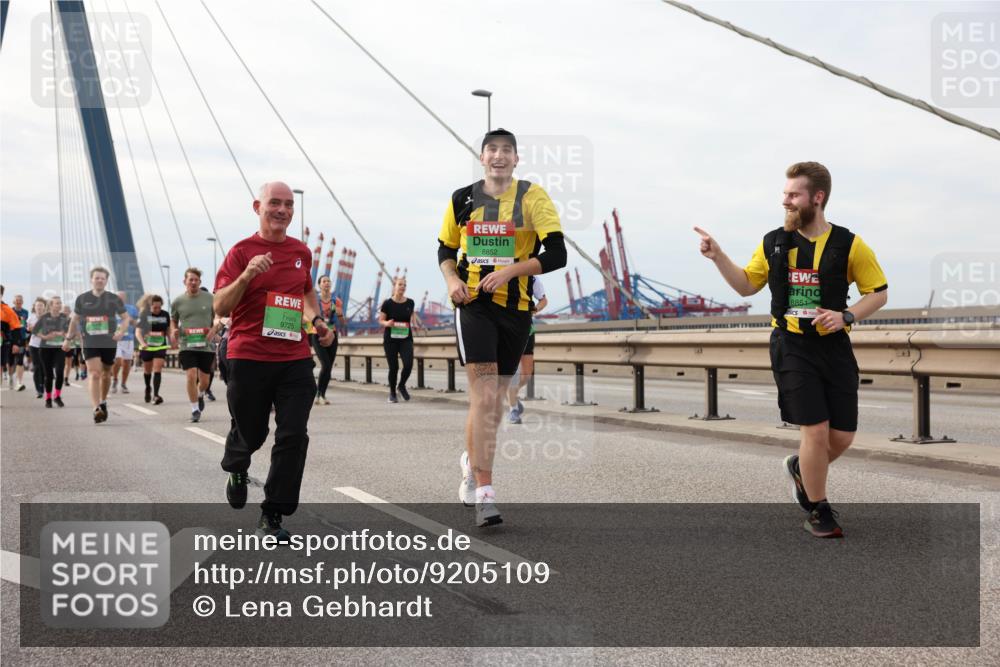 03.10.2025 - Köhlbrandbrückenlauf Lena Gebhardt http://msf.ph/oto/9205109 03.10.2025 15:59:56 Position 2 9725, 8852, 8851 meine-sportfotos.de