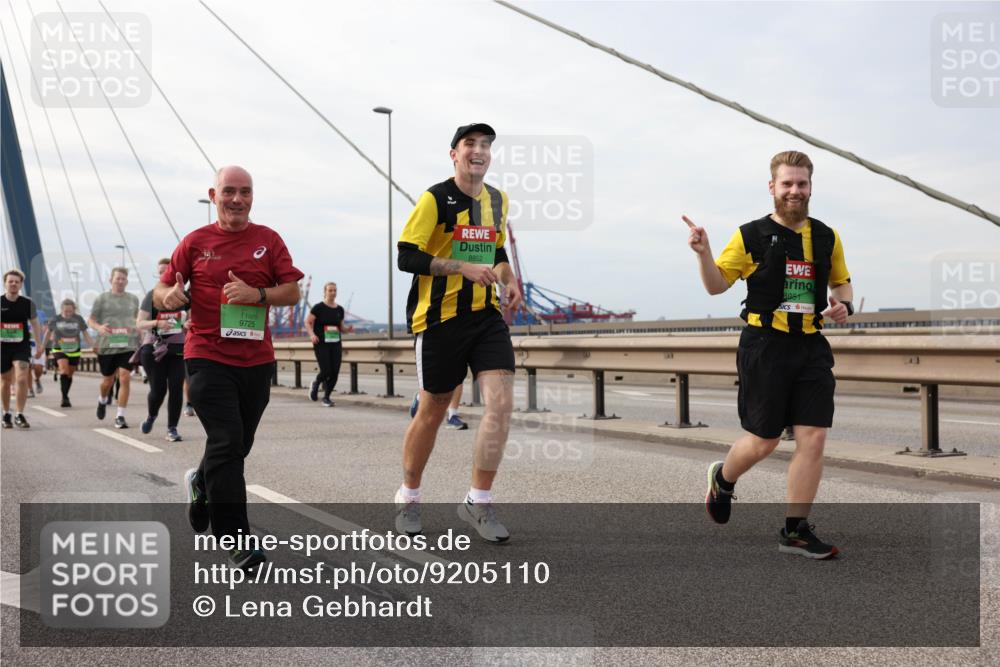 03.10.2025 - Köhlbrandbrückenlauf Lena Gebhardt http://msf.ph/oto/9205110 03.10.2025 15:59:56 Position 2 9725, 8852, 8851 meine-sportfotos.de