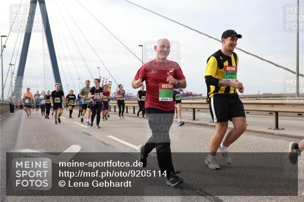 03.10.2025 - Köhlbrandbrückenlauf Lena Gebhardt http://msf.ph/oto/9205114 03.10.2025 15:59:57 Position 2 9725, 8852, 11 meine-sportfotos.de
