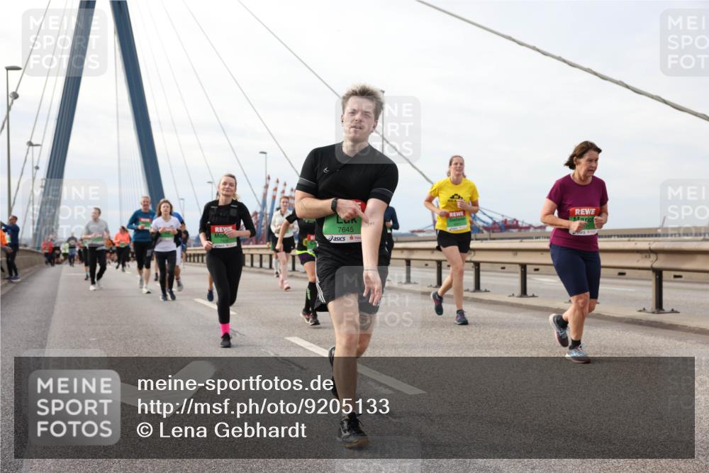03.10.2025 - Köhlbrandbrückenlauf Lena Gebhardt http://msf.ph/oto/9205133 03.10.2025 16:00:00 Position 2 7645 meine-sportfotos.de