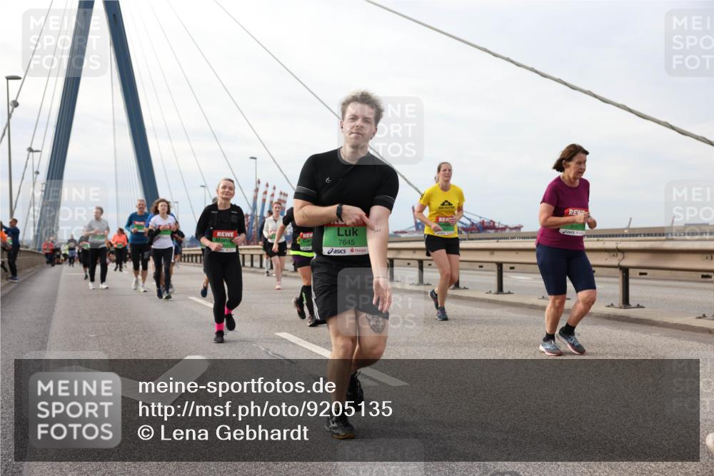 03.10.2025 - Köhlbrandbrückenlauf Lena Gebhardt http://msf.ph/oto/9205135 03.10.2025 16:00:01 Position 2 040, 7645 meine-sportfotos.de