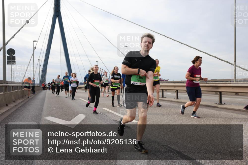 03.10.2025 - Köhlbrandbrückenlauf Lena Gebhardt http://msf.ph/oto/9205136 03.10.2025 16:00:01 Position 2 7645 meine-sportfotos.de