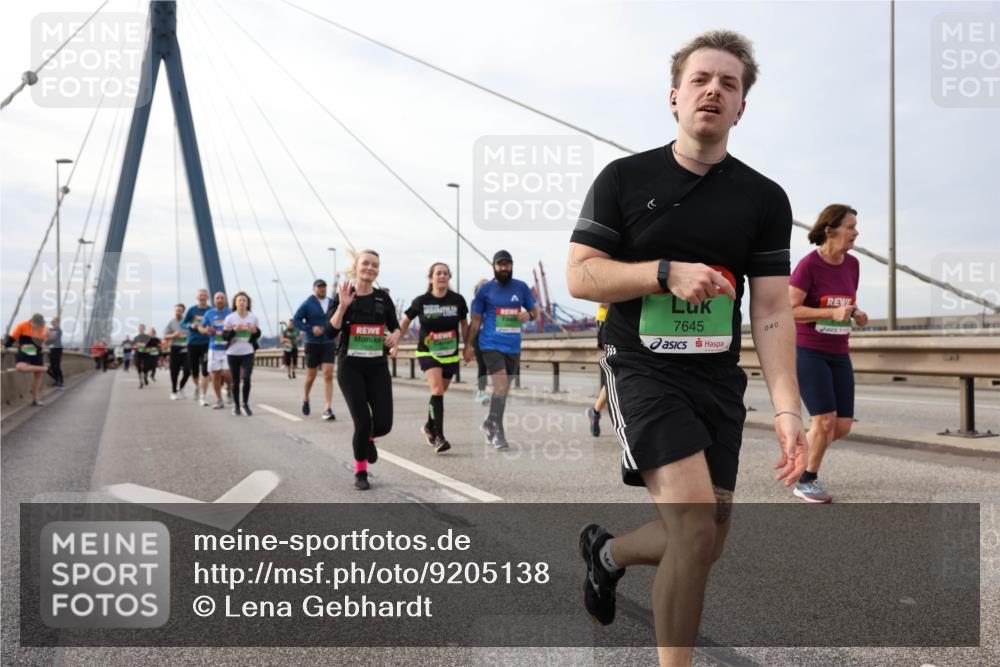 03.10.2025 - Köhlbrandbrückenlauf Lena Gebhardt http://msf.ph/oto/9205138 03.10.2025 16:00:01 Position 2 7645, 040 meine-sportfotos.de