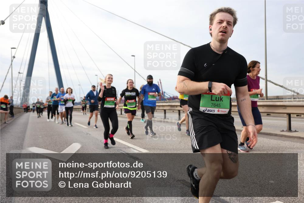 03.10.2025 - Köhlbrandbrückenlauf Lena Gebhardt http://msf.ph/oto/9205139 03.10.2025 16:00:01 Position 2 7645, 040 meine-sportfotos.de