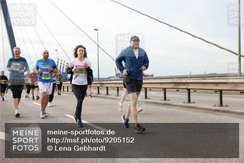 03.10.2025 - Köhlbrandbrückenlauf Lena Gebhardt http://msf.ph/oto/9205152 03.10.2025 16:00:04 Position 2 9074 meine-sportfotos.de