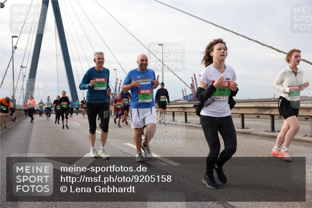 03.10.2025 - Köhlbrandbrückenlauf Lena Gebhardt http://msf.ph/oto/9205158 03.10.2025 16:00:05 Position 2 8656, 9586, 9074, 8558 meine-sportfotos.de