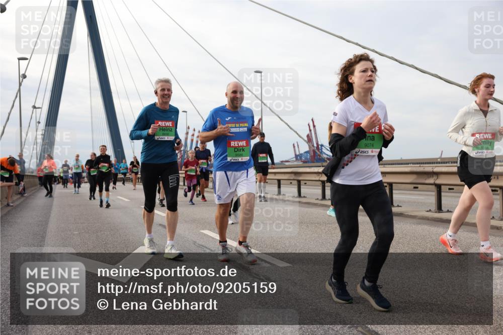 03.10.2025 - Köhlbrandbrückenlauf Lena Gebhardt http://msf.ph/oto/9205159 03.10.2025 16:00:05 Position 2 8656, 9586, 9074, 8558 meine-sportfotos.de