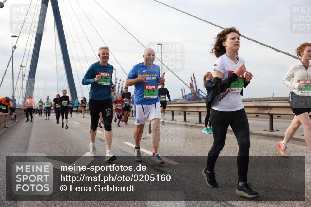 03.10.2025 - Köhlbrandbrückenlauf Lena Gebhardt http://msf.ph/oto/9205160 03.10.2025 16:00:05 Position 2 8000, 9586, 9074, 8558 meine-sportfotos.de
