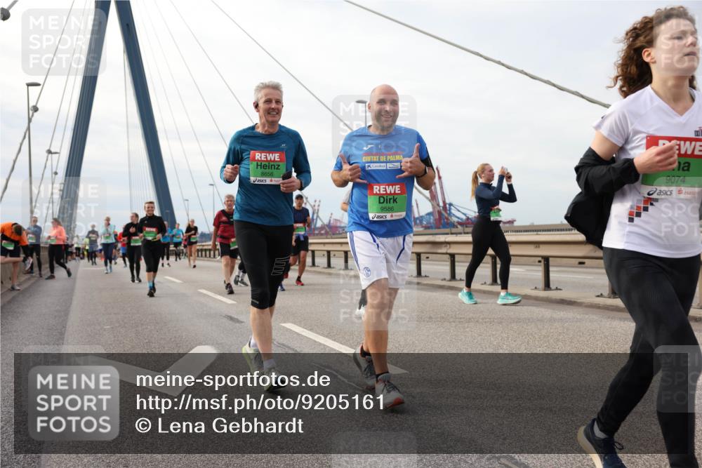 03.10.2025 - Köhlbrandbrückenlauf Lena Gebhardt http://msf.ph/oto/9205161 03.10.2025 16:00:05 Position 2 8656, 9586, 9074 meine-sportfotos.de